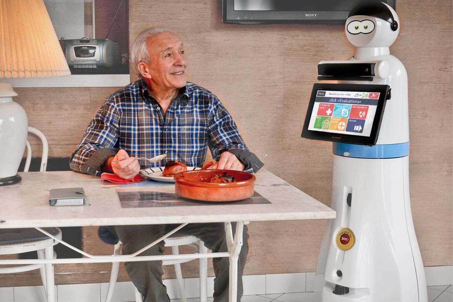 Homme a table avec un robot intelligent